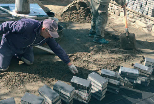 Culmea tupeului. A furat pavelele cu care trebuia pavată curtea școlii