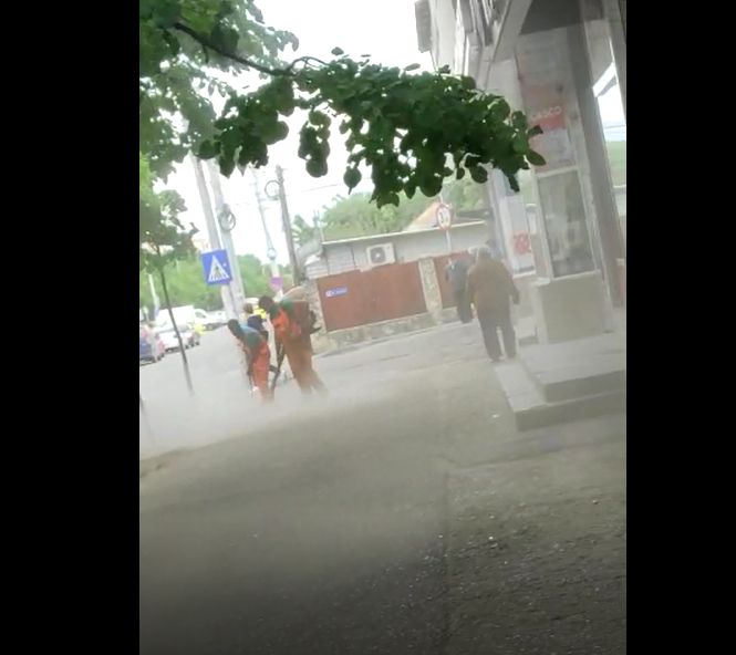 VIDEO Pietonii parcă nu există. Drumarii împrăștie praful în toate direcțiile