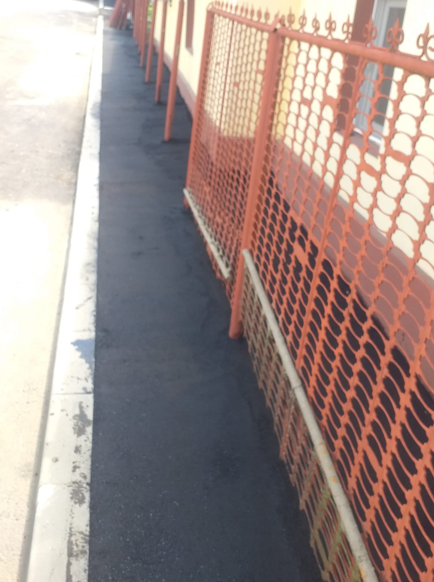 VIDEO De ce avem străzi asfaltate de mântuială? Pentru că muncitorii asfaltează curțile cunoștințelor