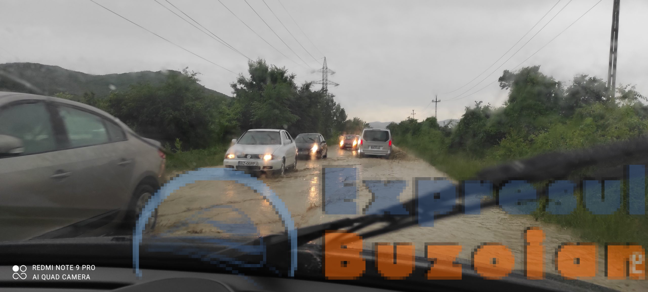 Video Circulație infernală pe DN 10. Plouă torențial, iar asfaltul este acoperit cu apă