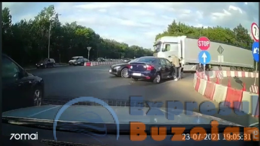 VIDEO Accident în rondul de la Pasarela Nehoiu. Neatenția își spune cuvântul