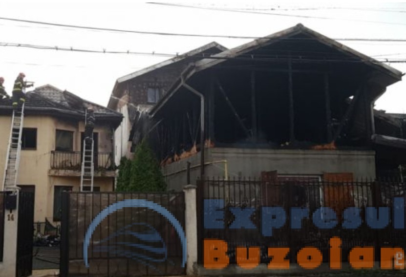 Trei case de pe strada Alexandru Vlahută, cuprinse de flăcări. Cum s-a propagat incendiul