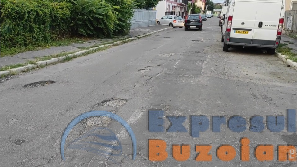 VIDEO Atenție, buzoieni! Cursă cu obstacole…adânci, pe strada Parâng