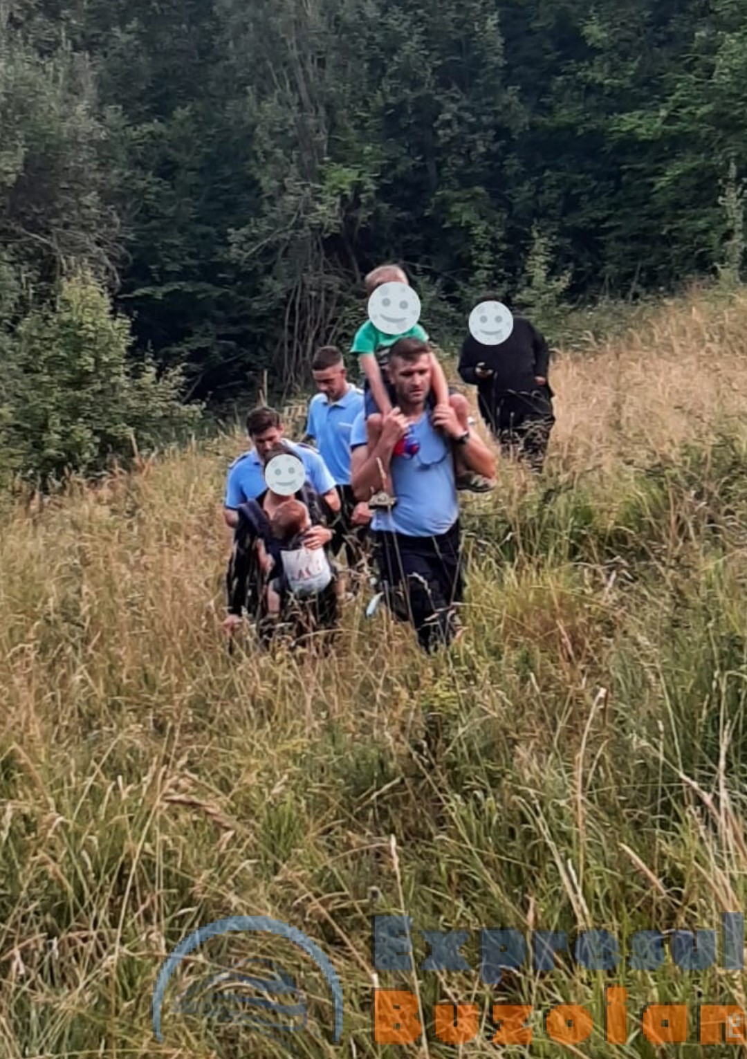 Turiști cu doi copii mici, epuizați fizic, rătăciți în pădure la Ciolanu. Cum au fost salvați