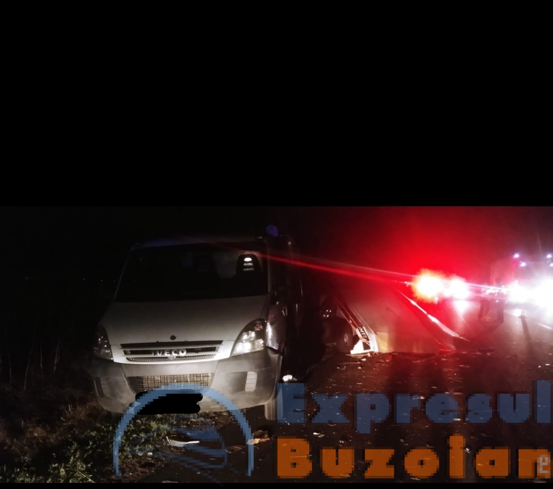 Impact nimicitor între un tir și două autoutilitare la Rm. Sărat. Doi tineri sunt în stare gravă