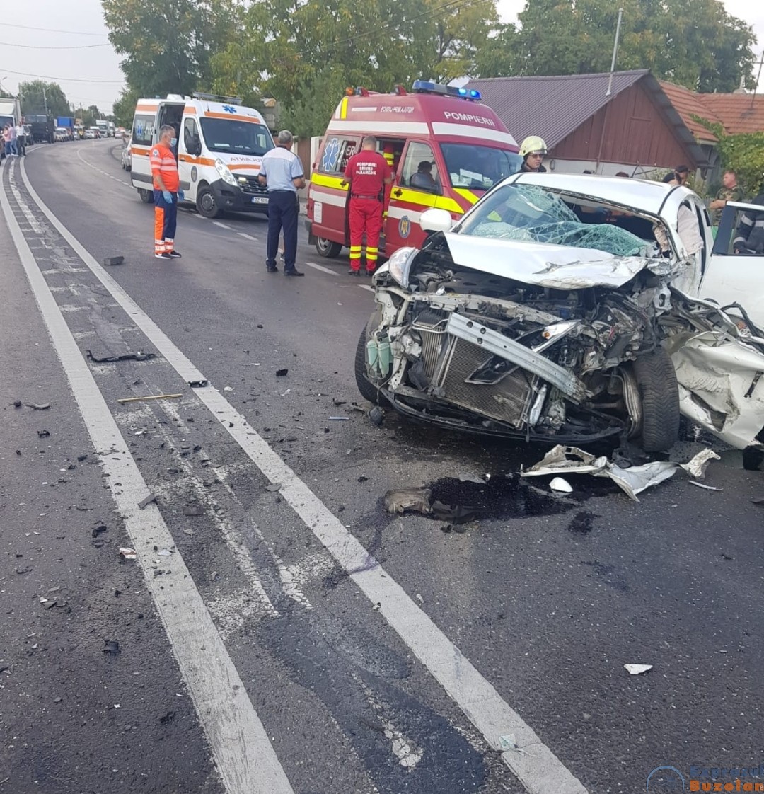 Video Impact nimicitor la Spătaru. Două persoane, în stare gravă, mașinile făcute praf
