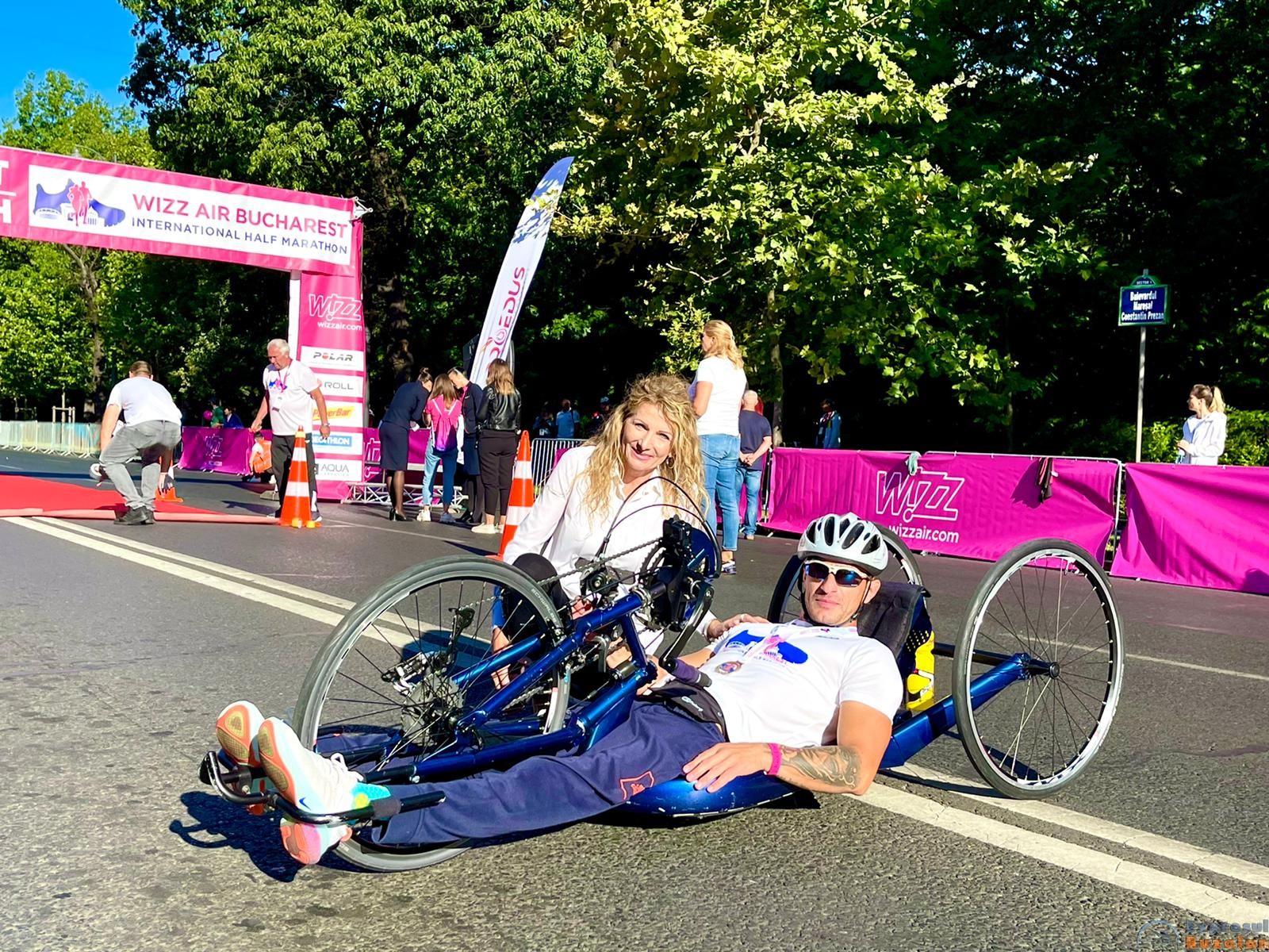 VIDEO Handbiker-ul buzoian Viorel Costin, locul I la maratonul din București