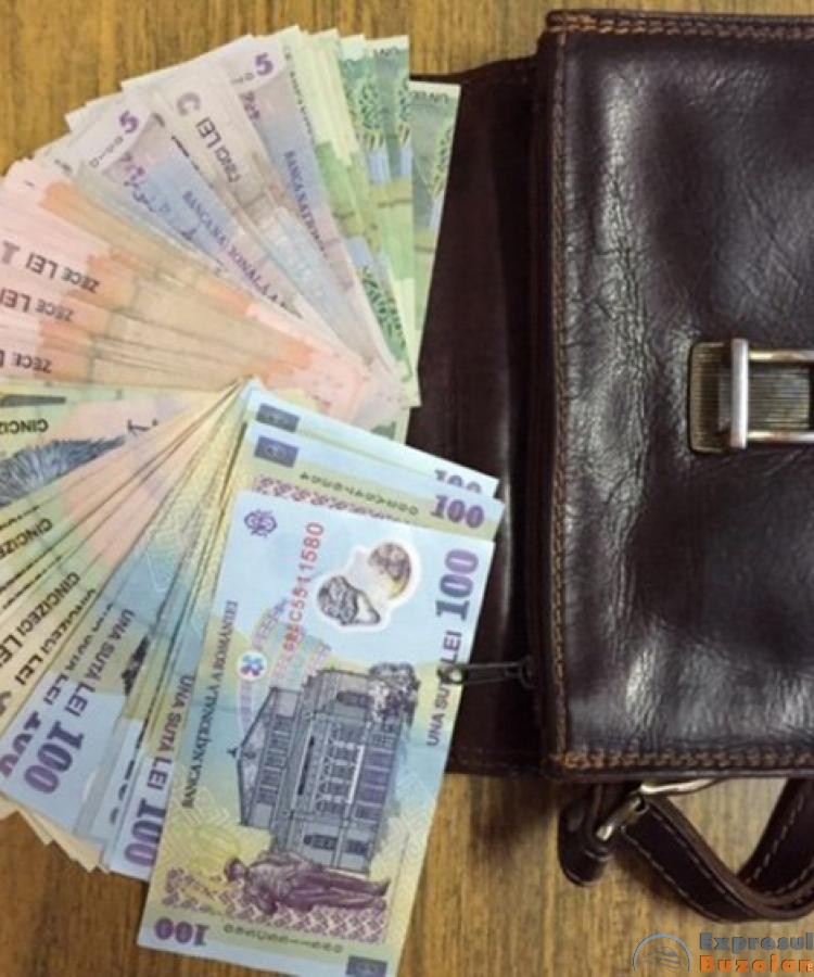 O adolescentă de 14 ani a găsit pe stradă o borsetă cu 10.000 de lei. Care a fost primul lucru pe care l-a făcut