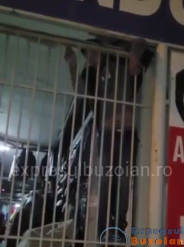 VIDEO Un hoț a rămas captiv între gratiile de la poarta pieții pe care vroia să o spargă. A strigat multă vreme după ajutor