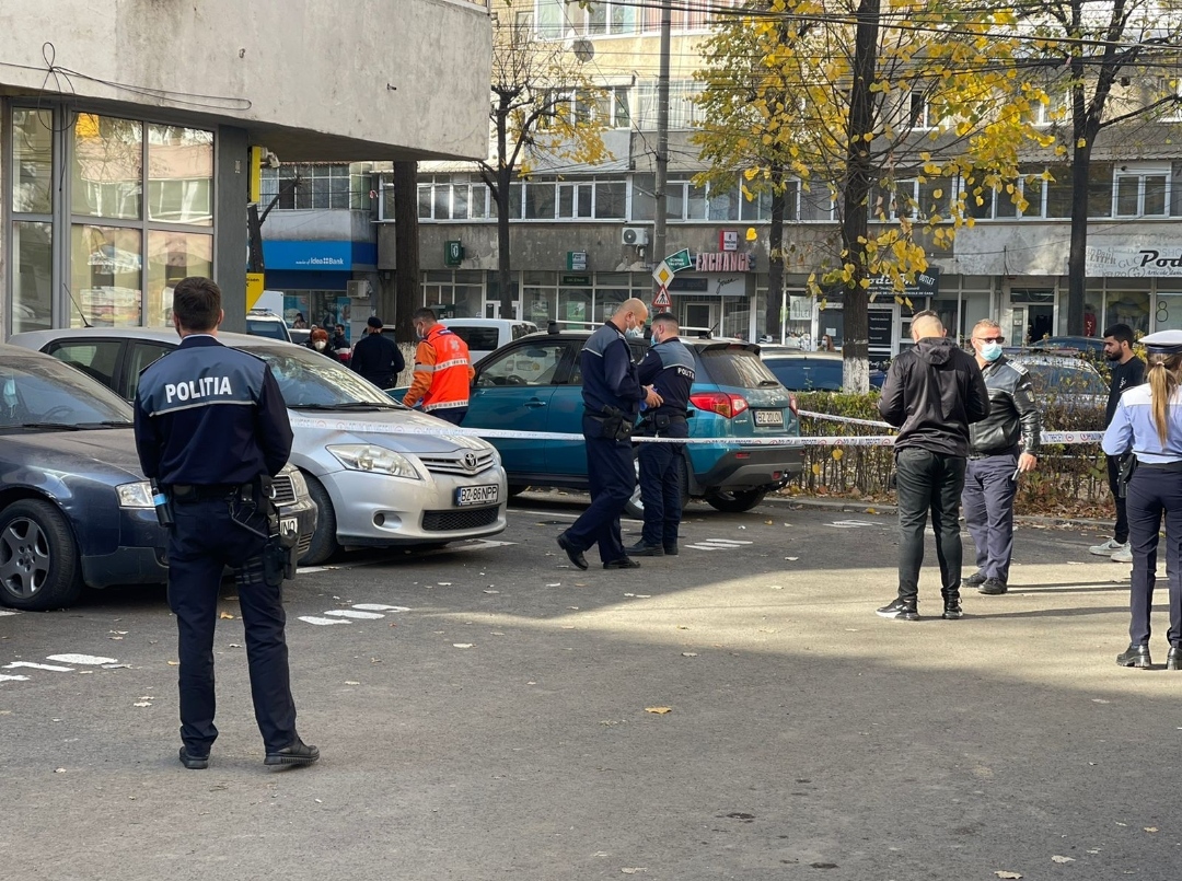 Galerie foto Panică pe Unirii. Un bărbat  s-a aruncat de la etajul 5