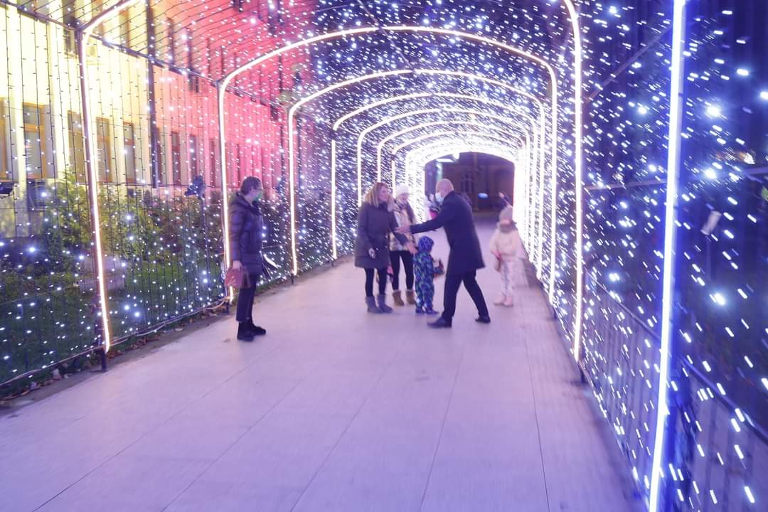 GALERIE FOTO Clădirea Consiliului Județean, în straie de sărbătoare. Președintele Neagu a împărțit daruri copiilor