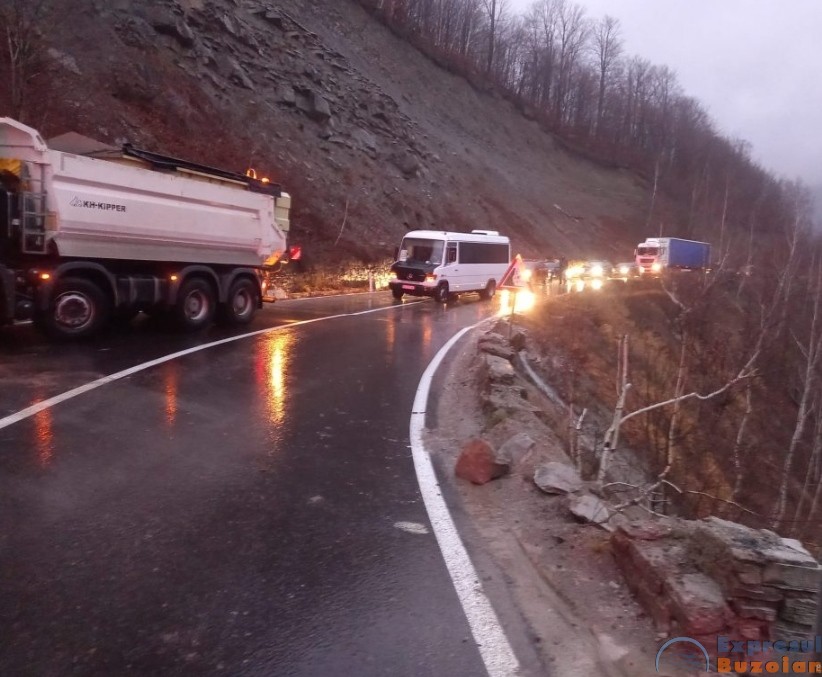 Atenție, șoferi! Cad pietre la Siriu