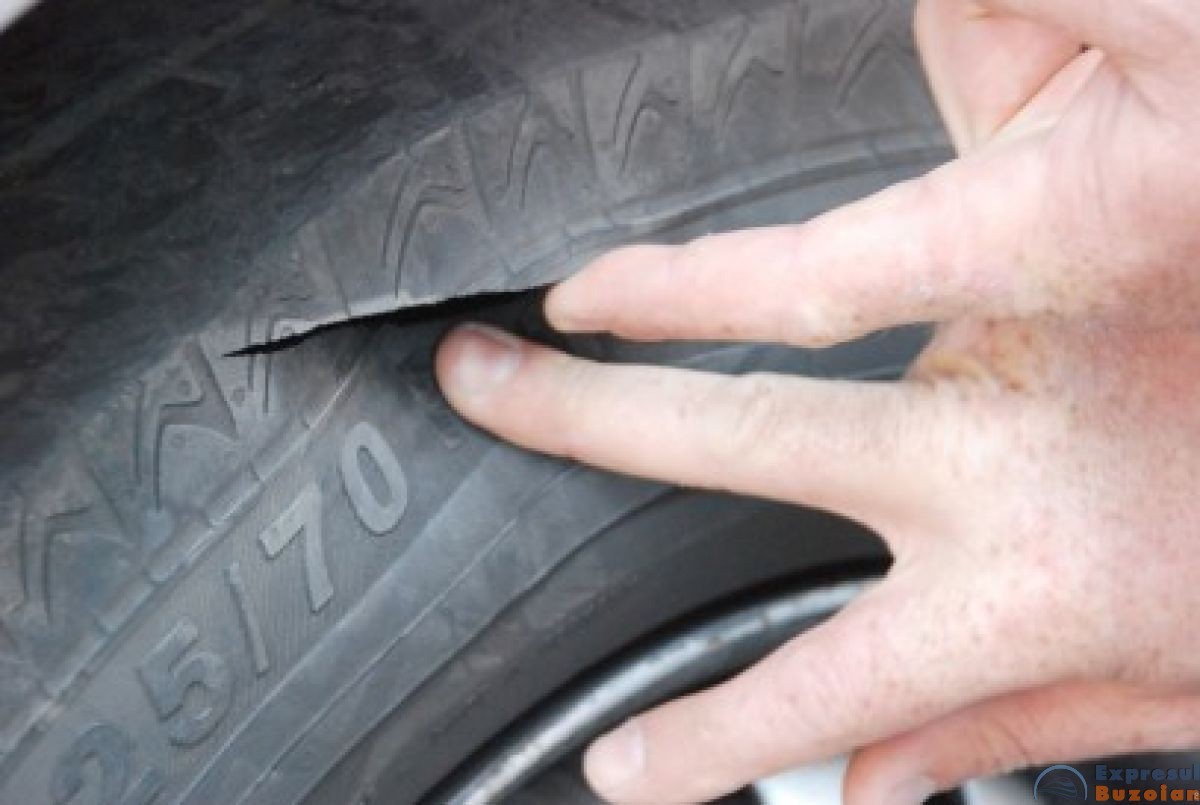 A tăiat cauciucurile mașinii Primăriei, ale mașinilor secretarei și a spart geamul autospecialei poliției