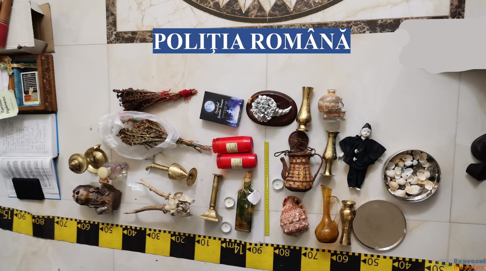 VIDEO Două autoproclamate tămăduitoare și doi proxeneți, săltați de poliție. Au făcut zeci de victime