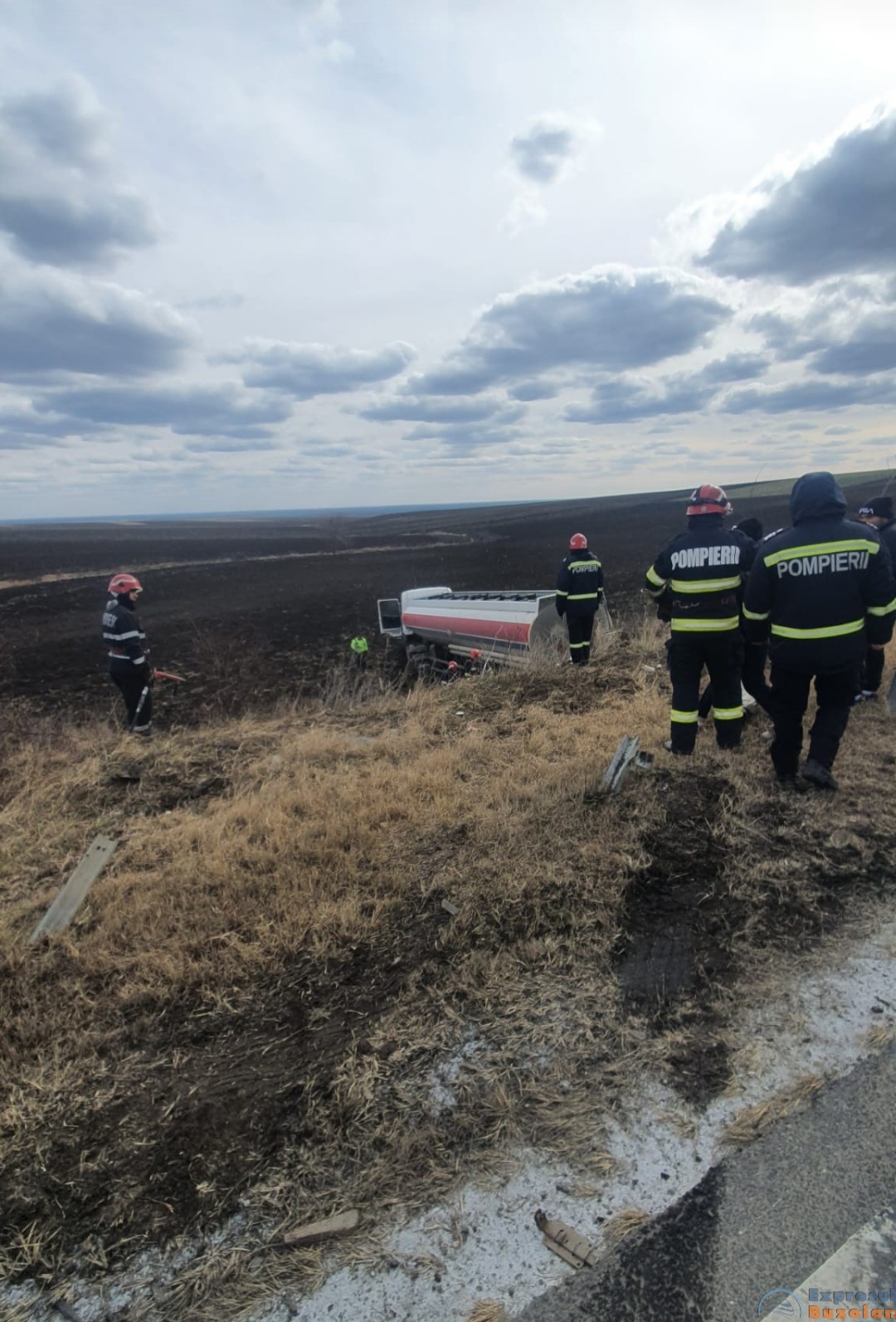 Pericol pe DN 2 E85. Cisternă răsturnată în localitatea Zărnești