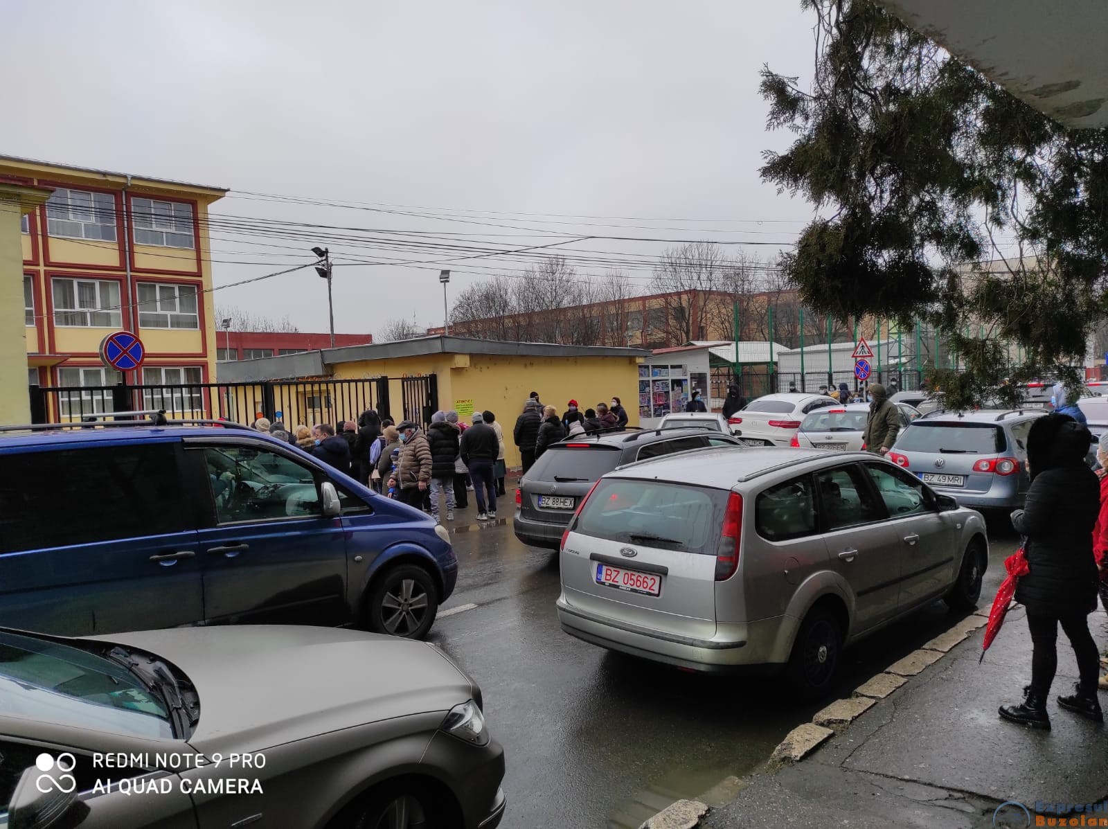 Părinții care blochează traficul auto în timp ce își așteaptă copiii de la școală, amendați de polițiști