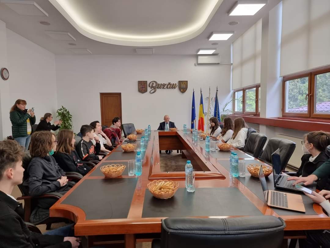 Elevii Școlii nr. 11 se pregătesc pentru Concursul National de Robotică. Și-au prezentat tema și în fața președintelui Neagu