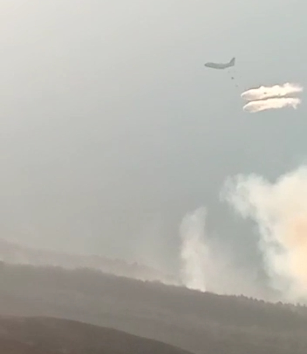 VIDEO Pompierii nu mai fac față. Pe dealul Istrița a început acțiunea de stingere pe calea aerului
