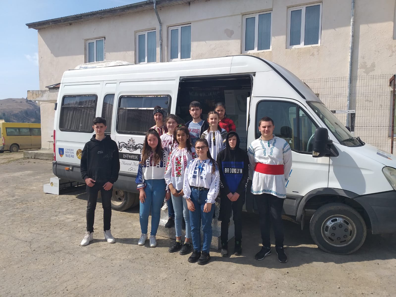 MuseumBus-ul a plecat din nou prin județ. Muzeul Județean așteaptă invitații de la școlile din mediul rural