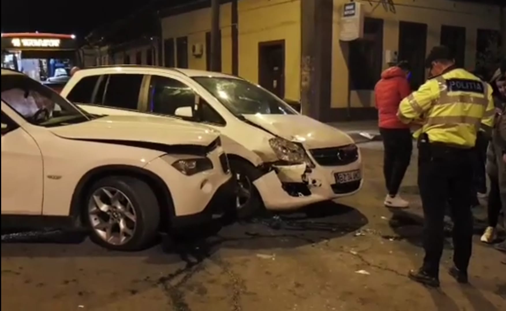 GALERIE FOTO Accident în intersecția străzilor Independenței și Colonel Buzoianu. O femeie a fost rănită