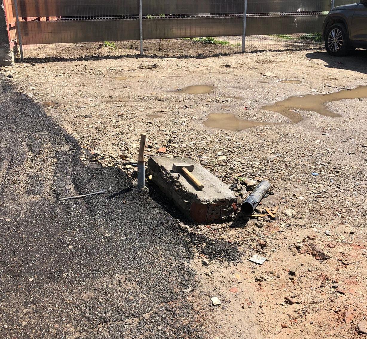 Strada Victoriei, blocată. O mașină a rupt o țeavă de gaze