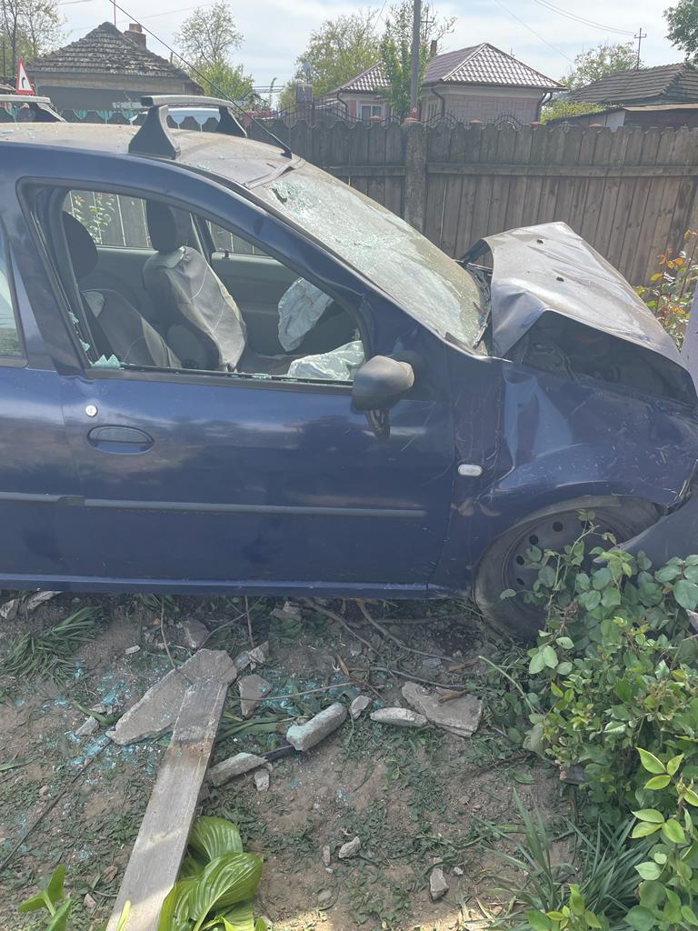 Accident grav la Smeeni. Un șofer beat a distrus gardul unei case