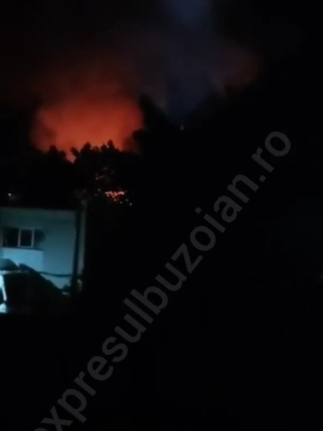 VIDEO Incendiu violent în Zona Industrială. Arde un depozit de rumeguș