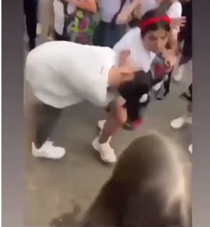 VIDEO Bătaie între trei adolescente în plină stradă. Ce spune directorul unității de învățământ în care acestea sunt eleve
