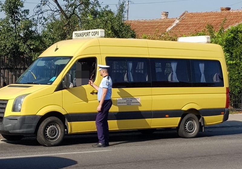 Adolescentă de 13 ani, din Poșta Câlnău, hărțuită sexual de șoferul microbuzului școlar