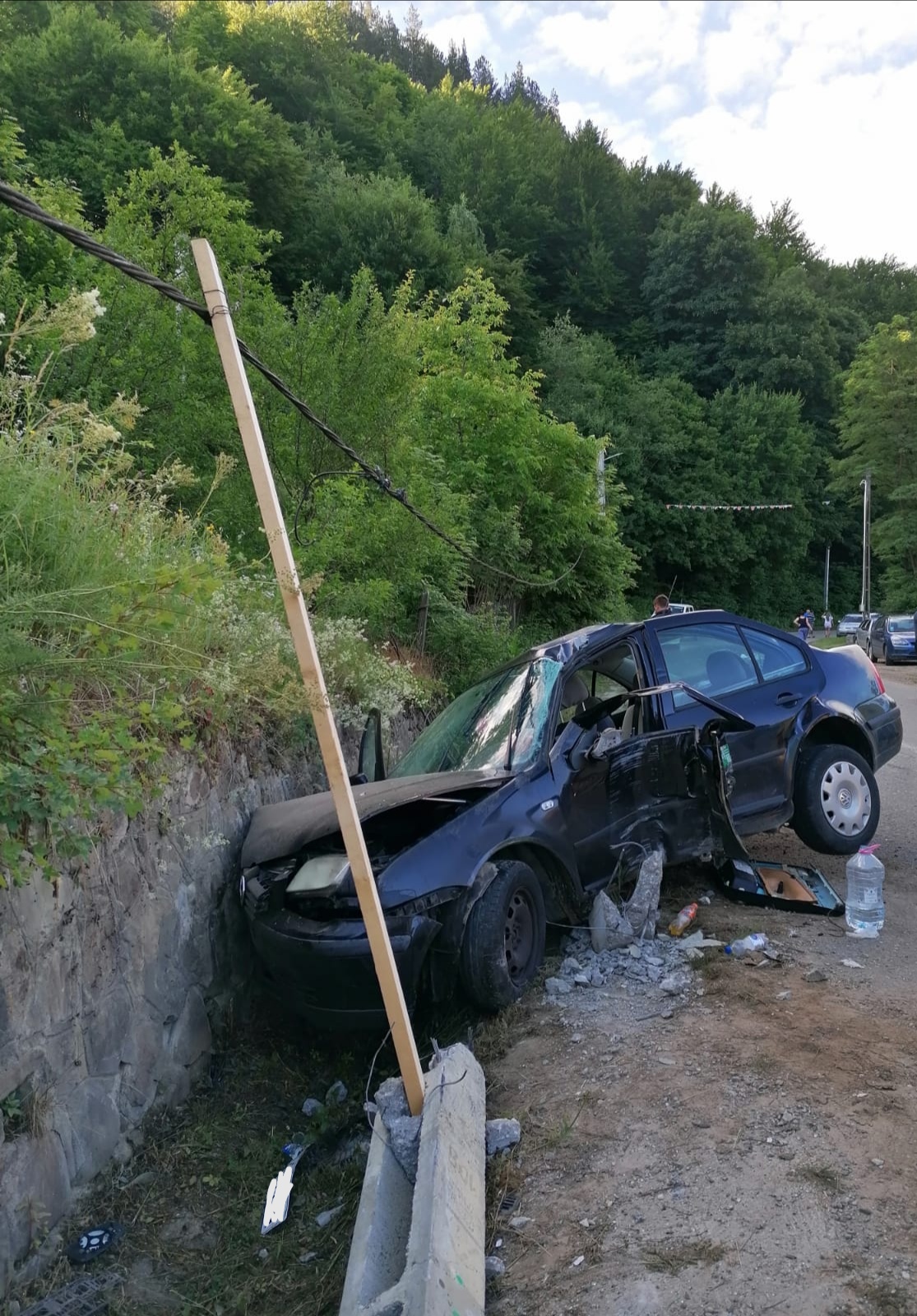Accident la Gura Teghii. O șoferiță de 31 de ani, în stare gravă la spital