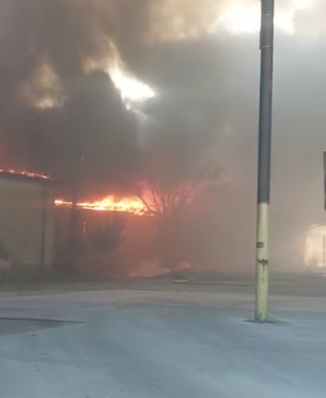 VIDEO Incendiul din Zona Industrială se extinde. Ard mașini și se aud explozii