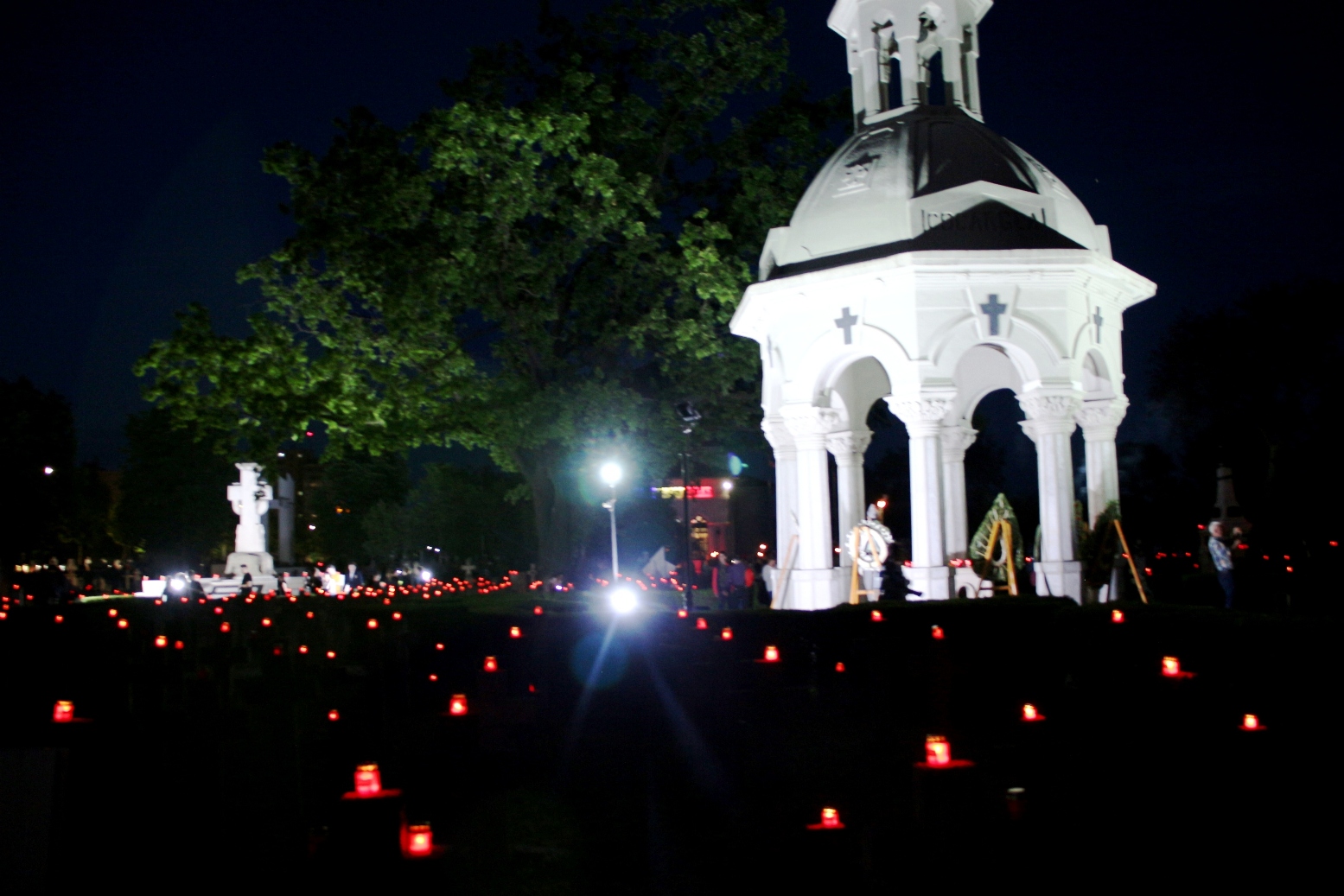 O candelă pentru fiecare erou. Momente impresionante la Cimitirul Eroilor