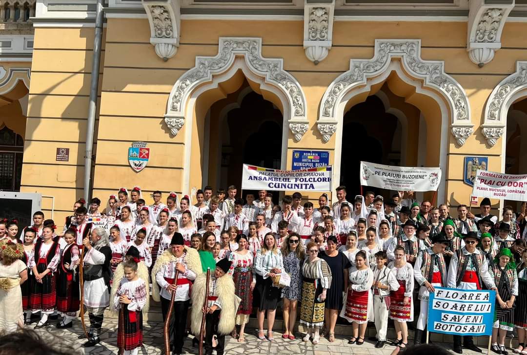 Câtă emoție au produs elevii și profesorii Liceului Tehnic, astăzi, la Buzău!!! Nu lasă tradiţiile şi obiceiurile să moară sub cenuşa timpului