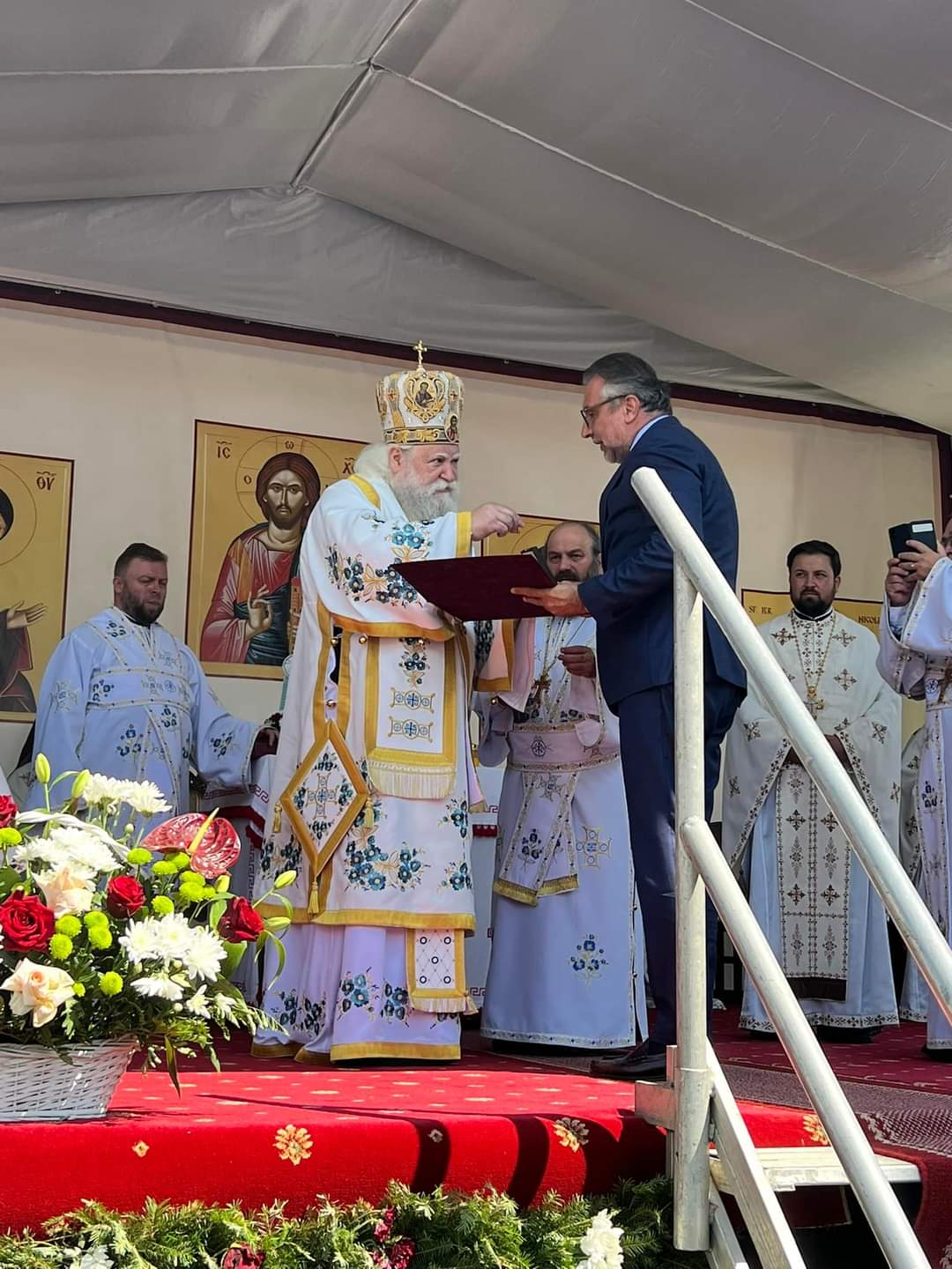 Ministrul Culturii, Lucian Romașcanu, a primit Ordinul Mușatinilor din partea Arhiepiscopiei Sucevei și Rădăuților