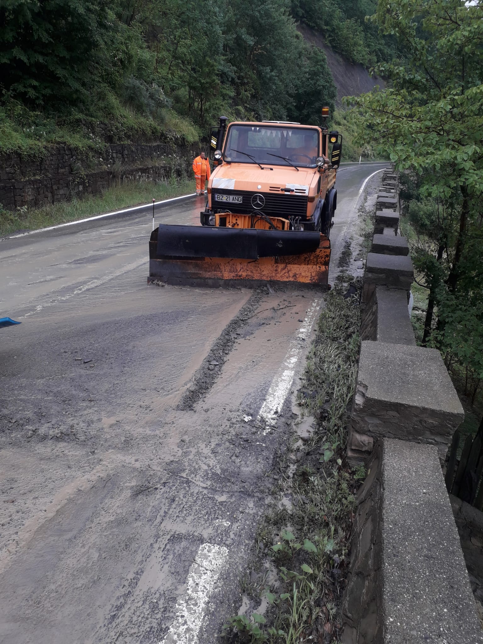 GALERIE FOTO Ploaia face ravagii în zona de nord a județului. Drumarii acționează pentru curățarea carosabilului