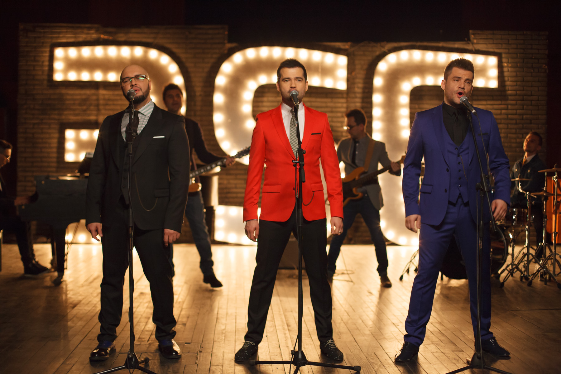 Concert pentru toate vârstele în Drăgaică. Urcă pe scenă trupa „3 Sud Est”