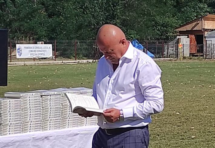 VIDEO Zi festivă la Cernătești. A fost lansată Monografia Comunei și au fost felicitate cuplurile care au împlinit 50 de ani de căsnicie. Ce a dezvăluit președintele Neagu în fața cetățenilor