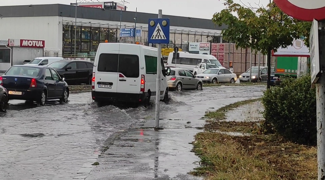 VIDEO Ploaia a făcut prăpăd în municipiul Buzău. În mai multe zone abia dacă s-a mai putut circula