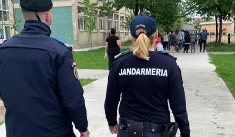 Jandarmii au ridicat de pe stradă o persoană suspectă ce avea asupra sa substanțe susceptibile de a fi interzise la deținere, posibil din categoria drogurilor de mare risc