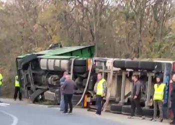 Video Se circulă cu dificultate în zona Pasarela Nehoiu. Un tir este răsturnat de câteva ore