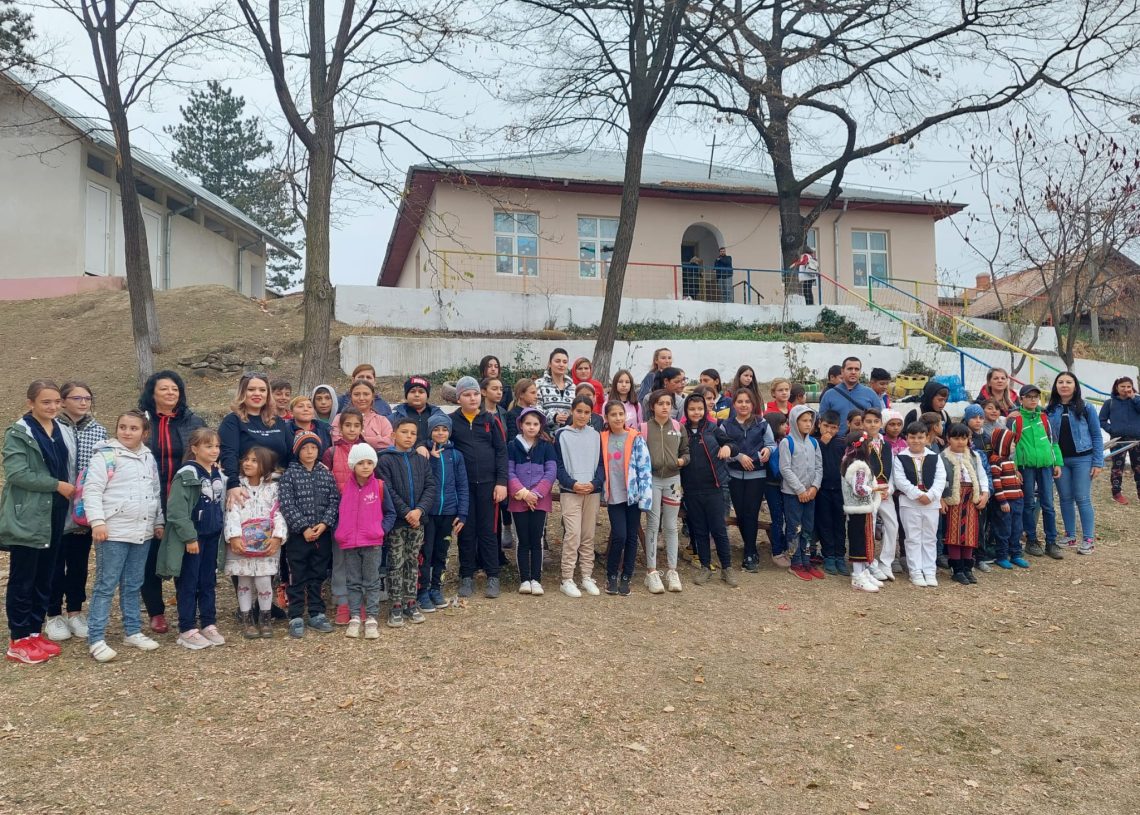 FOTO Școala Gimnazială Scorțoasa a derulat activitatea de Ecologizare din cadrul proiectului de parteneriat ECOTURISM-Școală pentru Viață
