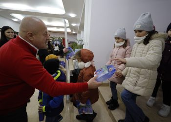 Președintele Neagu, ajutorul lui Moș Nicolae. Daruri pentru 1.200 de copii de la Consiliul Județean