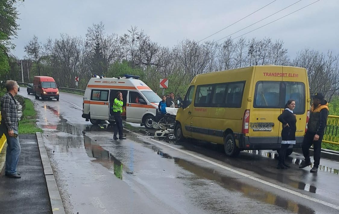Planul roșu de intervenție, activat în urma unui grav accident rutier petrecut la Măgura. Este implicat un microbuz de transport școlar