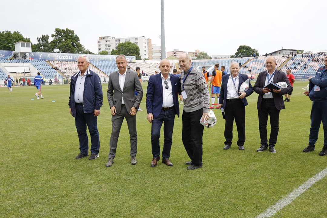 Președintele Neagu, omagiu adus fostelor glorii ale fotbalului buzoian