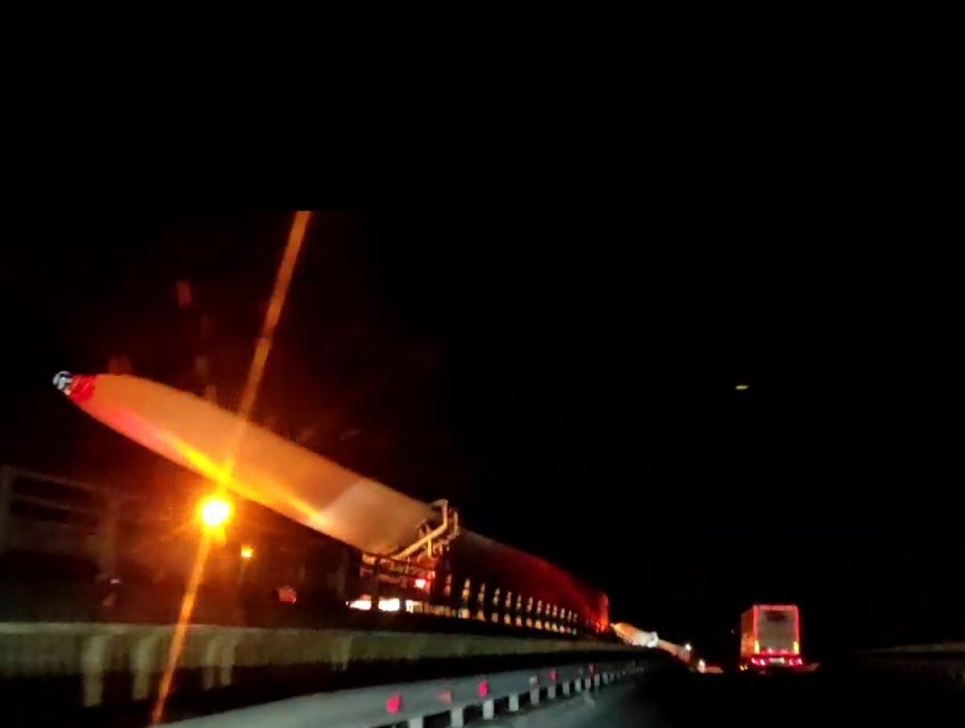 VIDEO Patru elice uriașe, pe Pasarela Nehoiu. Trafic restricționat