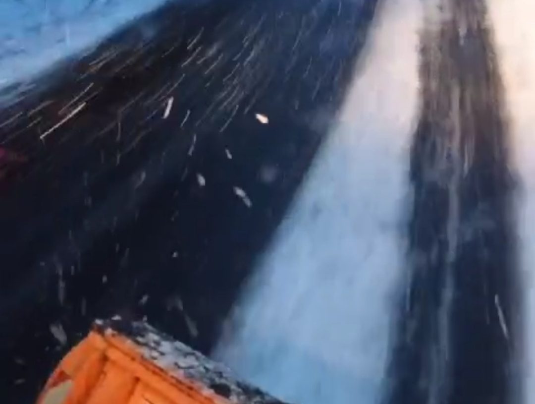 Video: Drumarii au scos utilajele la treabă. Ninge în zona de nord a județului Buzău