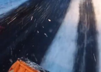 Video: Drumarii au scos utilajele la treabă. Ninge în zona de nord a județului Buzău