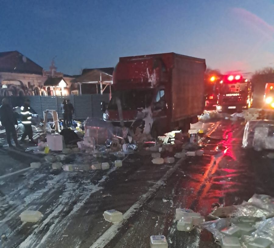 GALERIE FOTO: Accident grav la Merei. Un tir a spulberat totul în cale