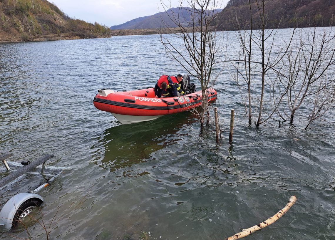 Pompier dispărut după răsturnarea unei hidrobiciclete pe lacul de la Siriu