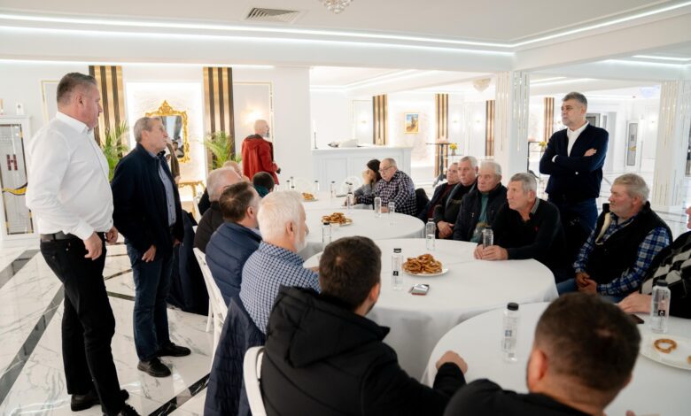 Marcel Ciolacu, întâlnire cu legumicultorii din Mărăcineni: planuri pentru depozit frig și soluții la irigații